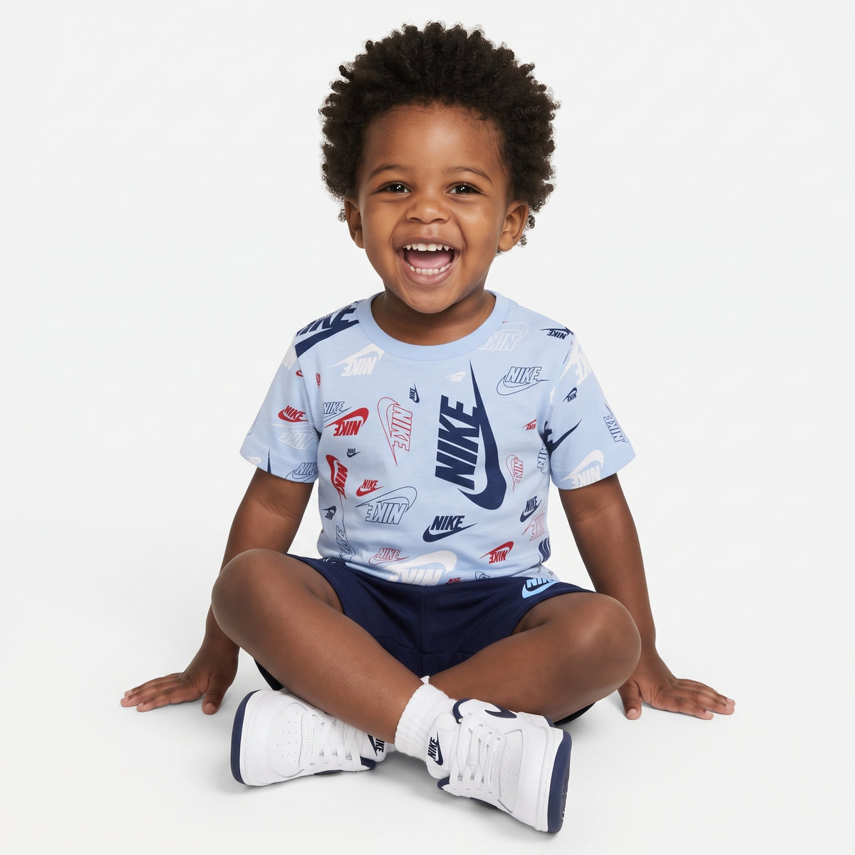 Conjunto Camiseta Azul "All-Over Print" e Shorts Azul-Marinho Nike