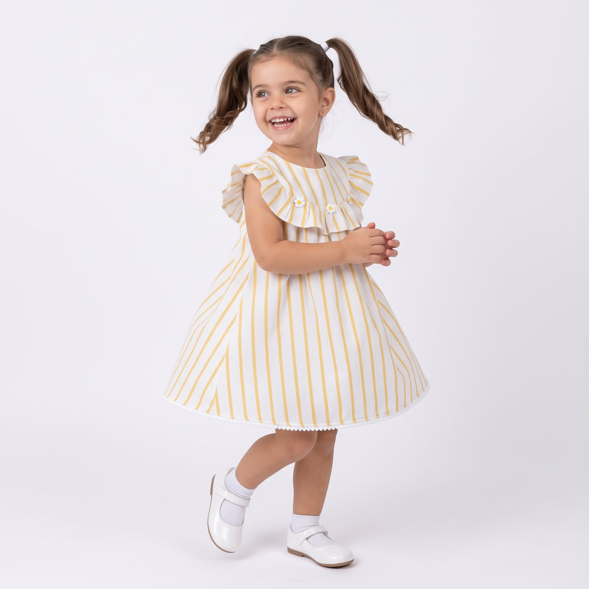 Vestido Riscas Amarelas com Margaridas e Pompons na Barra Keko