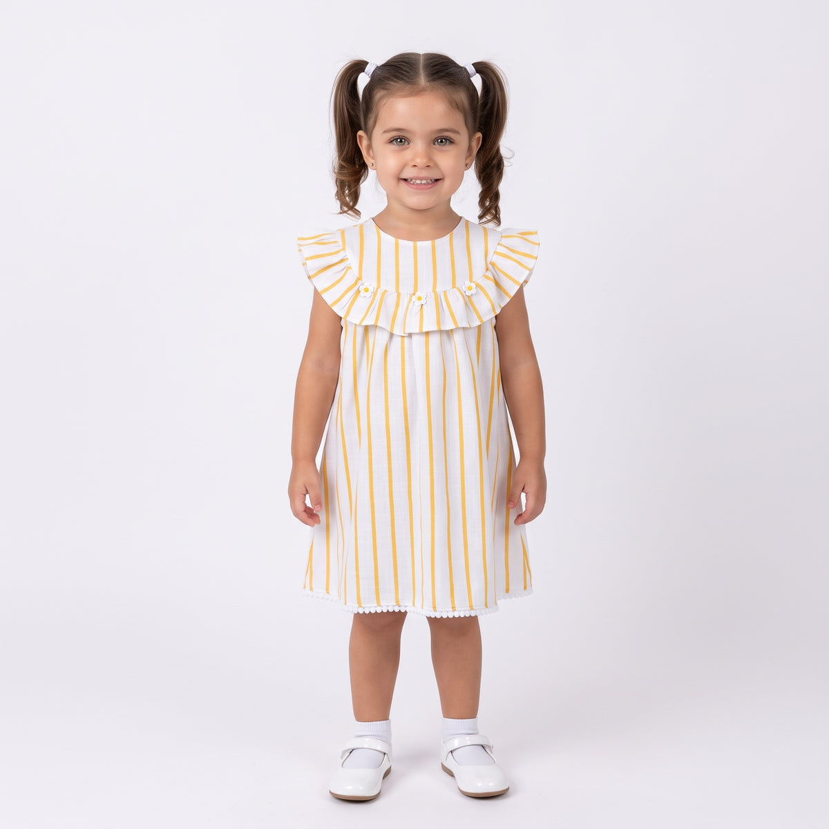 Vestido Riscas Amarelas com Margaridas e Pompons na Barra Keko
