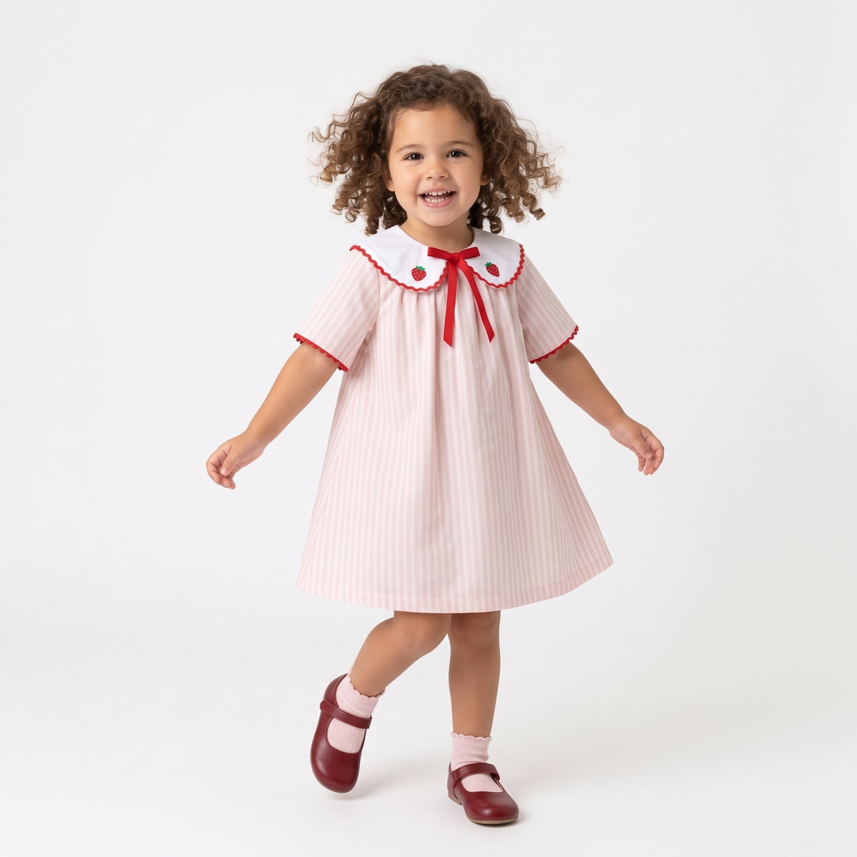 Vestido Riscas Rosa com Gola Peter Pan e Morangos Bordados Barra Sianinha