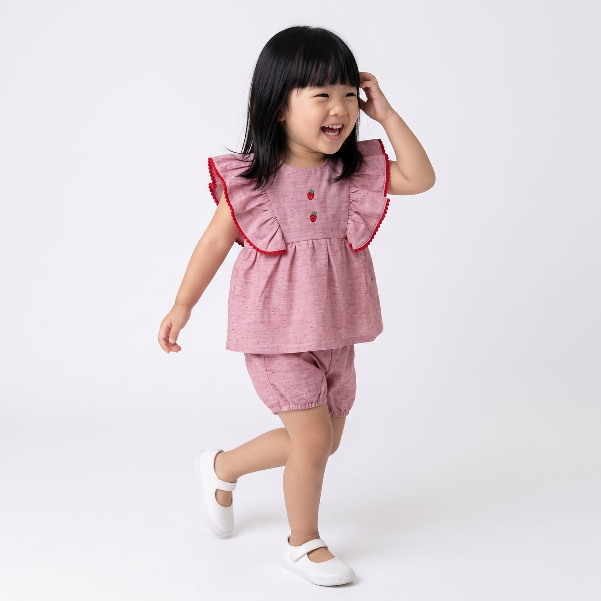 Conjunto Blusa com Babados e Morangos Bordados e Short
