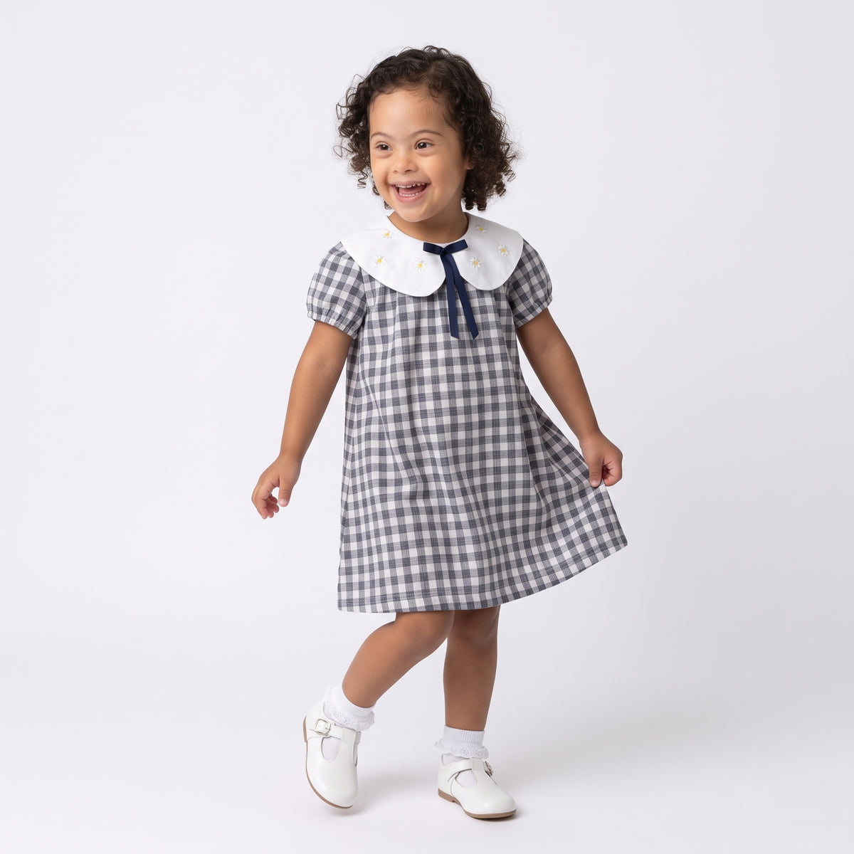Vestido Xadrez Vichy Preto com Gola Peter Pan e Flores Bordadas Keko