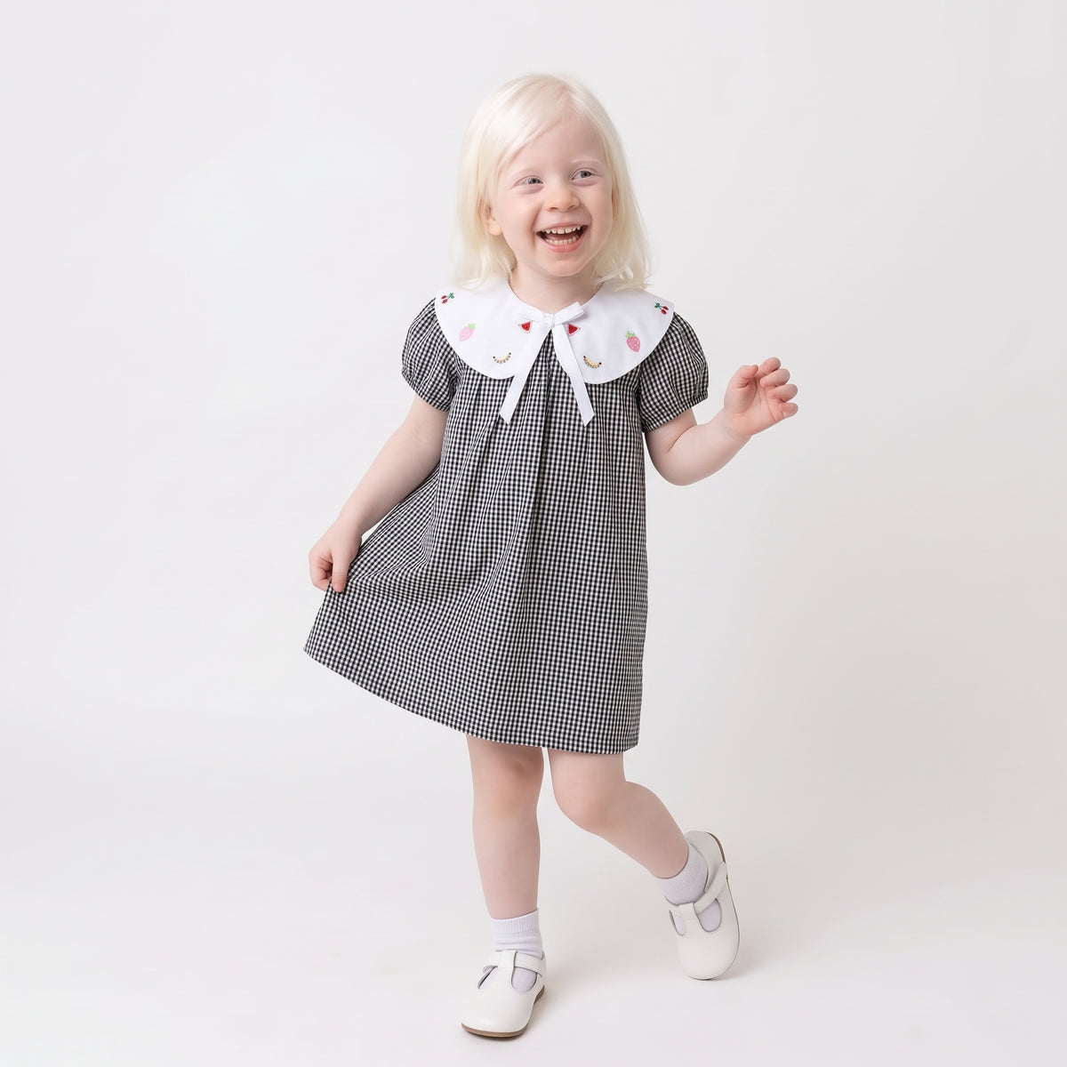 Vestido Xadrez Vichy Preto com Gola Peter Pan e Frutas Bordadas Keko