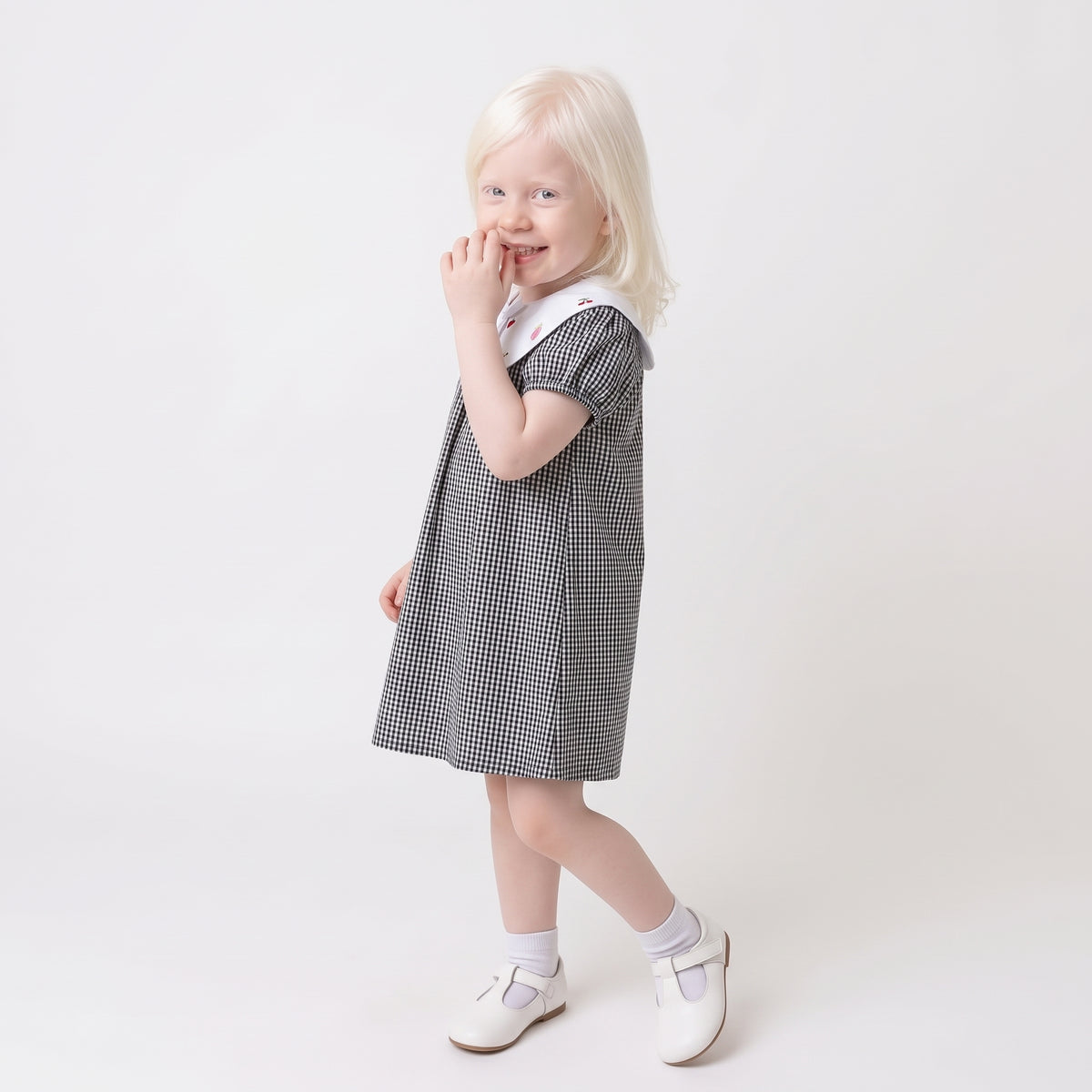 Vestido Xadrez Vichy Preto com Gola Peter Pan e Frutas Bordadas Keko