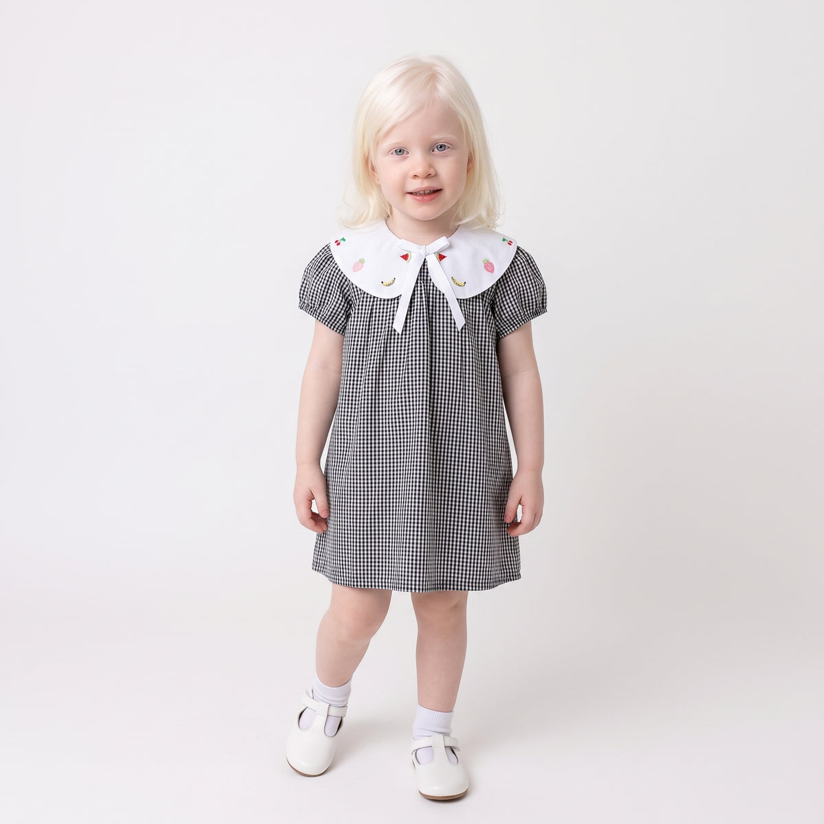 Vestido Xadrez Vichy Preto com Gola Peter Pan e Frutas Bordadas Keko