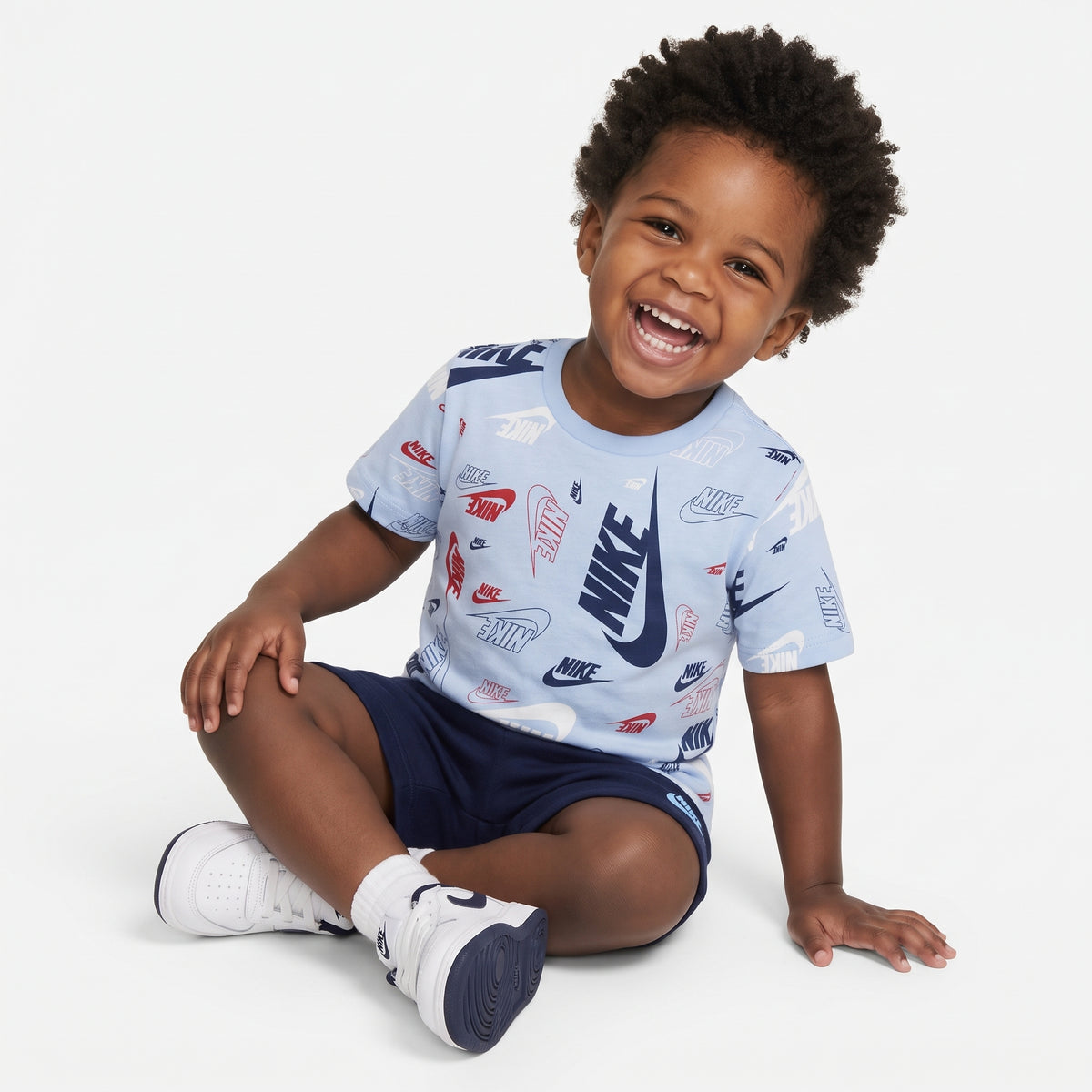 Conjunto Camiseta Azul "All-Over Print" e Shorts Azul-Marinho Nike